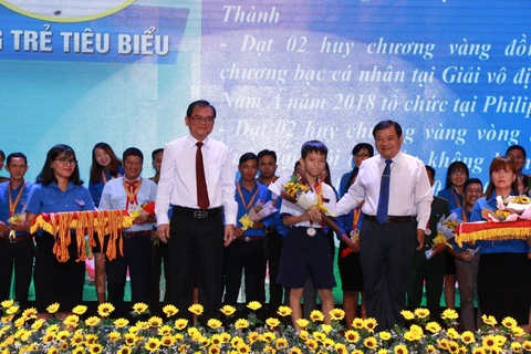 Em Thái Bảo nhận giải thưởng Tuổi trẻ Tây Ninh làm theo lời Bác. (Ảnh: Báo Tây Ninh)