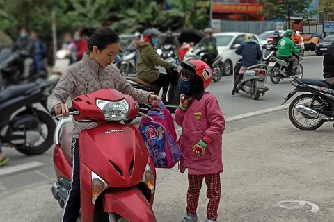 Học sinh được mặc ấm kín từ đầu đến chân trước khi tới trường. (Ảnh: Phạm Mai/Vietnam+)