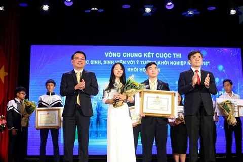 Các học sinh Trường Trung học phổ thông Phan Đình Phùng nhận giải nhất ở khối trung học phổ thông. (Ảnh: Thanh Tùng/TTXVN)