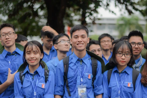 Đỗ Đức Thắng (đứng giữa, hàng trên) và các sinh viên tình nguyện của Đại học Bách khoa Hà Nội. (Ảnh: PV)