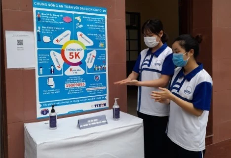 Sinh viên Đại học Quốc gia Hà Nội thực hiện sát khuẩn phòng dịch COVID-19. (Ảnh: Đại học Quốc gia Hà Nội)