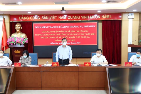 Chủ tịch Ủy ban Nhân dân thành phố Hà Nội Chu Ngọc Anh chỉ đạo công tác phòng chống dịch cho kỳ thi. (Ảnh: Nguyễn Cúc/TTXVN)