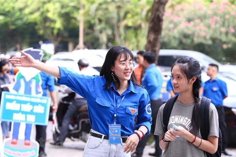 Sinh viên tình nguyện hướng dẫn thí sinh trong mùa thi. (Ảnh: PV/Vietnam+)