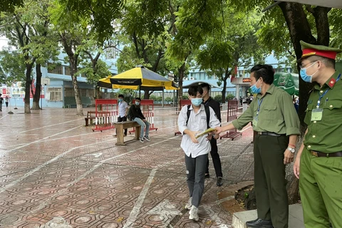 Thí sinh Hà Nội kết thúc buổi thi môn tổ hợp, được phát áo mưa khi rời trường thi. (Ảnh: PV)
