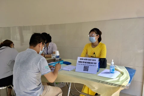 Phụ huynh thực hiện khai báo y tế tại Trường Tiểu học Hoàng Hoa Thám, quận Ba Đình khi đến làm thủ tục tuyển sinh lớp 1. (Ảnh: PV)
