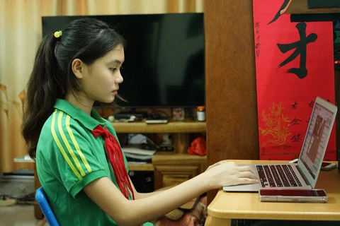 Học sinh bắt đầu năm học mới 2021-2022 theo hình thức trực tuyến (CTV/Vietnam+)