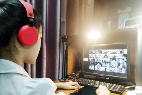 Do tác động của dịch COVID-19, học sinh ở nhiều tỉnh thành trên cả nước phải học trực tuyến. Trong ảnh là một tiết học online sôi động của lớp 6A2, trường THCS Hoàng Mai, quận Hoàng Mai, Hà Nội. (Ảnh: PV/Vietnam+)