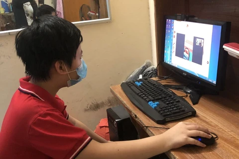 Học sinh quận Ba Đình, Hà Nội được trao tặng máy tính. (Ảnh: CTV)