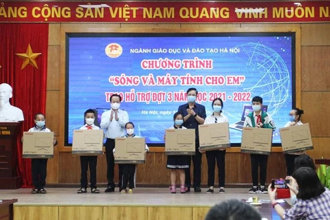 Sở Giáo dục và Đào tạo Hà Nội trao tặng thiết bị hỗ trợ học trực tuyến cho học sinh hoàn cảnh khó khăn. (Ảnh: Sở GD-ĐT Hà Nội)