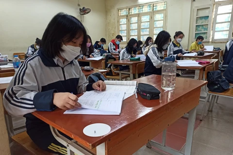 Học sinh lớp 12 của Hà Nội trở lại trực tiếp. (Ảnh: PM/Vietnam+)