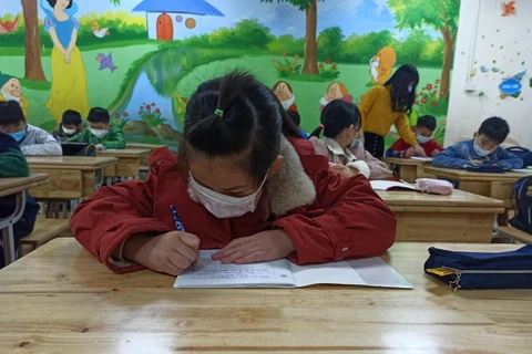 Học sinh Trường Tiểu học Phạm Tu, huyện Thanh Trì, Hà Nội, đi học trở lại sau thời gian tạm dừng đến trường. (Ảnh: Phạm Mai/Vietnam+)