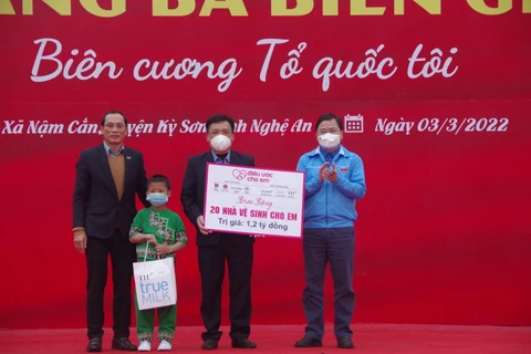 Bí thư thứ nhất Trung ương Đoàn Nguyễn Anh Tuấn trao biển tượng trưng xây dựng 20 công trình Nhà vệ sinh cho em tại tỉnh Nghệ An. (Ảnh: Tá Chuyên/TTXVN/Vietnam+)