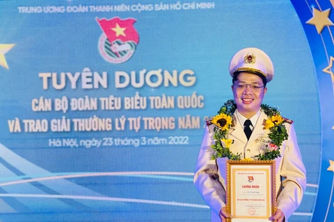 Phó Bí thư Đoàn Công an tỉnh Điện Biên Lò Văn Long nhận giải thưởng Lý Tự Trọng. (Ảnh: NVCC)