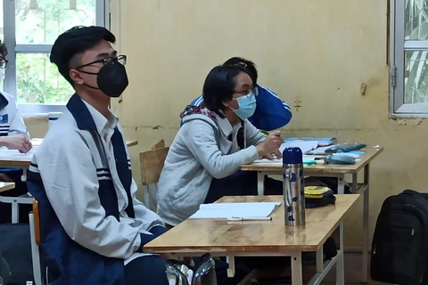 Học sinh lớp 12 của Hà Nội đi học trực tiếp trở lại sau thời gian dài tạm dừng đến trường vì dịch bệnh. (Ảnh: PM/Vietnam+)