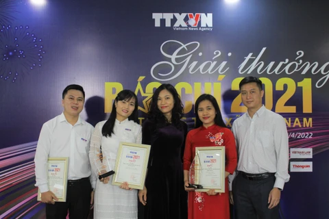 Tác giả Võ Mạnh Hùng (thứ 3 từ trái sang) cùng các tác giả đoạt giải A. (Ảnh: Minh Anh/Vietnam+)