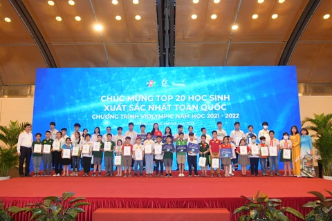 Ban tổ chức trao giải cho 20 học sinh đạt điểm cao nhất toàn quốc, chung kết Quốc gia Violympic năm học 2021-2022. (Ảnh: BTC)