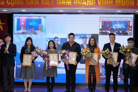 Các tác giả nhận giải báo chí về công tác đoàn và phong trào thanh thiếu nhi năm 2021. (Ảnh: CTV/Vietnam+)