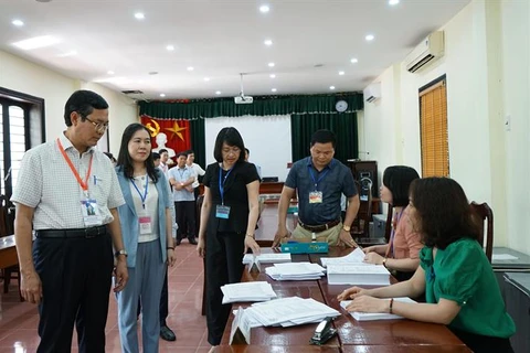 Thứ trưởng Bộ Giáo dục và Đào tạo Nguyễn Văn Phúc kiểm tra chấm thi tại Hưng Yên. (Ảnh: Bộ GD-ĐT)