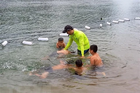 Dạy bơi cho trẻ em ở Phong Nha-Kẻ Bàng (Bố Trạch, Quảng Bình). (Ảnh: Đức Thọ/TTXVN)