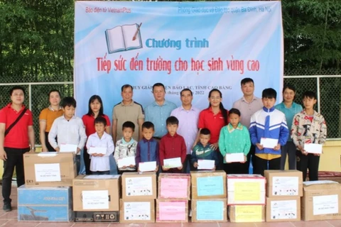 Báo Điện tử VietnamPlus tặng học bổng, sách giáo khoa, đồ dùng học tập cho học sinh các xã Huy Giáo, Sơn Lập, Hồng An. (Ảnh:PV/Vietnam+)