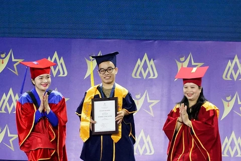 Lãnh đạo Đại học Hoa Sen đã khụy gối để ngang chiều cao với Hải Bằng khi trao bằng tốt nghiệp cho em. (Ảnh: NVCC)