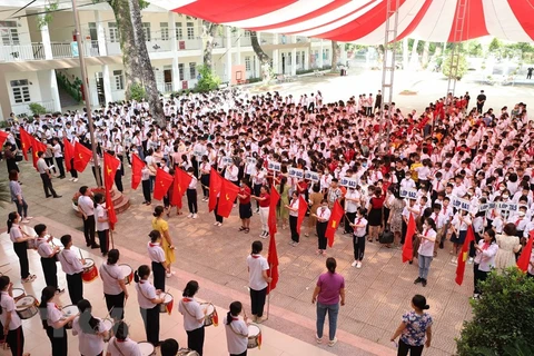 Học sinh Trường Trung học cơ sở Dương Xá (Hà Nội) tập dượt cho lễ khai giảng. (Ảnh: Thanh Tùng/TTXVN)