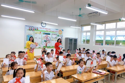 Giáo viên và học sinh Trường Tiểu học Bà Triệu (quận Hai Bà Trưng, Hà Nội) sẵn sàng cho năm học mới. (Ảnh: PV/Vietnam+)