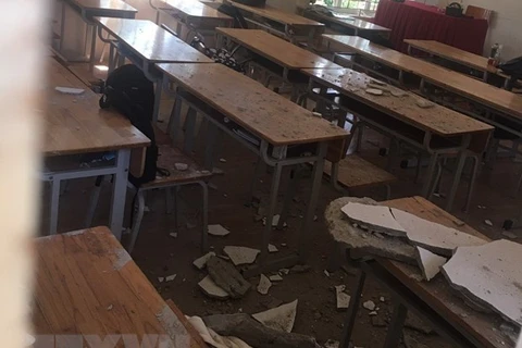 Hiện trường phòng học xảy ra vụ việc rơi vữa trần lớp học tại Trường Trung học phổ thông Quang Minh. (Ảnh: TTXVN phát)