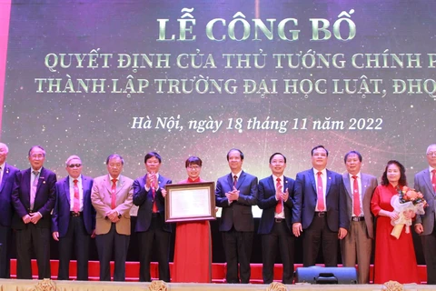 Bộ trưởng Bộ Giáo dục và Đào tạo Nguyễn Kim Sơn trao quyết định thành lập cho Trường Đại học Luật Hà Nội. (Ảnh: CTV/Vietnam+)
