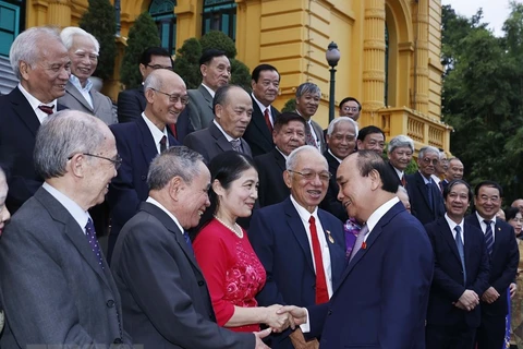 Chủ tịch nước Nguyễn Xuân Phúc với đoàn đại biểu Hội Cựu Giáo chức Việt Nam. (Ảnh: Thống Nhất/TTXVN)