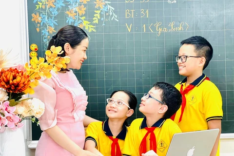 Cô Mai Trang và các em học sinh. (Ảnh: NVCC)