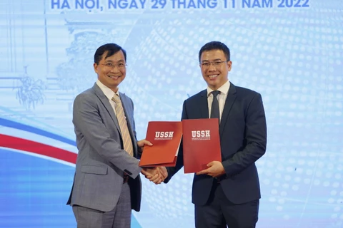 Tổng biên tập Báo Điện tử VietnamPlus Trần Tiến Duẩn và Viện trưởng Viện Đào tạo Báo chí và Truyền thông Phan Văn Kiền trao thỏa thuận hợp tác. (Ảnh: BTC)