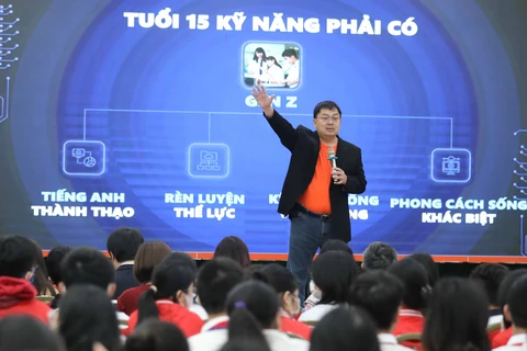 Ông Hoàng Nam Tiến, Chủ tịch FPT Telecom, chia sẻ với các học sinh về những kỹ năng cần có. (Ảnh: Thanh Tùng/TTXVN)