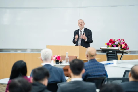 Giáo sư Michael I. Kotlikoff, Hiệu trưởng Đại học Cornell chia sẻ bài giảng đại chúng tại Đại học VinUni. (Ảnh: VinUni)