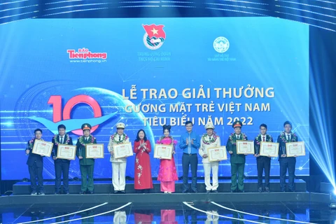 Ban tổ chức trao giải thưởng cho 10 gương mặt trẻ Việt Nam tiêu biểu năm 2022. (Ảnh: Minh Đức/TTXVN)