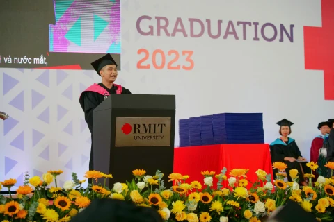 Phạm Quang Vinh phát biểu nhận giải thưởng Sinh viên xuất sắc RMIT năm 2023. (Ảnh: PV)
