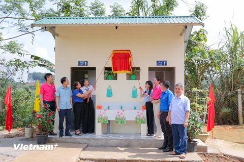 10 nhà vệ sinh mới của học sinh Tuyên Quang đã chính thức được khánh thành. (Ảnh: Minh Sơn/Vietnam+)