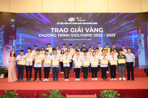Ban tổ chức trao giải cho các học sinh. (Ảnh: PV/Vietnam+)