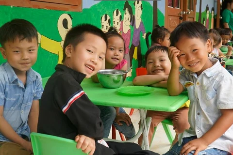 Niềm vui đến trường của các em nhỏ thụ hưởng dự án. (Ảnh: PV/Vietnam+)