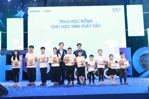 Các em học sinh xuất sắc nhất được nhận học bổng. (Ảnh: PV/Vietnam)