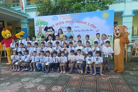 Trời nóng nực nhưng các giáo viên Trường Tiểu học Chu Văn An (quận Hoàng Mai, Hà Nội) vẫn mặc bộ đồ hình thú ngộ nghĩnh để chào đón học sinh lớp 1. (Ảnh: PV/Vietnam+)