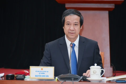 Bộ trưởng Bộ Giáo dục và Đào tạo Nguyễn Kim Sơn chia sẻ với các giáo viên. (Ảnh: PV/Vietnam+)