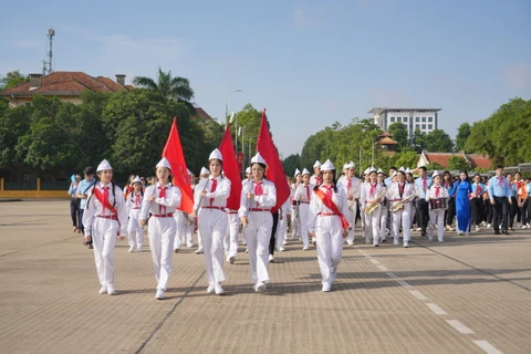 Sáng nay, đoàn hơn 300 đại biểu dự Liên hoan Chỉ huy Đội giỏi năm 2023 đã vào lăng viếng Chủ tịch Hồ Chí Minh và làm lễ báo công dâng Bác. (Ảnh: PV/Vietnam+)