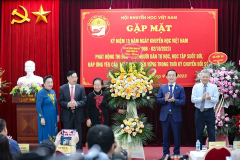Phó Thủ tướng Trần Hồng Hà chúc mừng Hội Khuyến học Việt Nam. (Ảnh: Thanh Tùng/TTXVN)