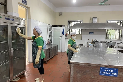 Nhân viên lau dọn khu vực bếp tại Trường Mẫu giáo số 3. (Ảnh: PV/Vietnam+)