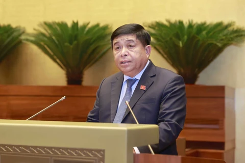Bộ trưởng Bộ Kế hoạch và Đầu tư Nguyễn Chí Dũng thừa ủy quyền của Chính phủ trình bày tờ trình và tóm tắt dự thảo Nghị quyết. (Ảnh: Doãn Tấn/TTXVN)
