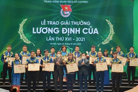 Các cá nhân xuất sắc nhận giải thưởng Lương Định Của năm 2021. (Ảnh: Trung ương Đoàn)