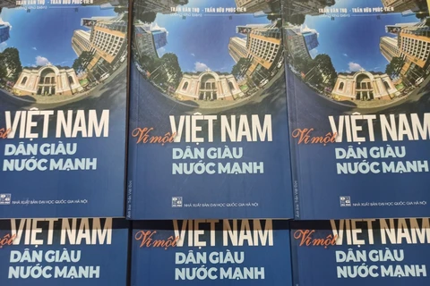 Sách "Vì một Việt Nam dân giàu, nước mạnh". (Ảnh: PM/Vietnam+)