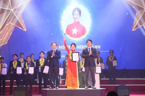 Ban tổ chức trao Giải thưởng Thanh niên sống đẹp cho các cá nhân xuất sắc. (Ảnh: PV/Vietnam+)