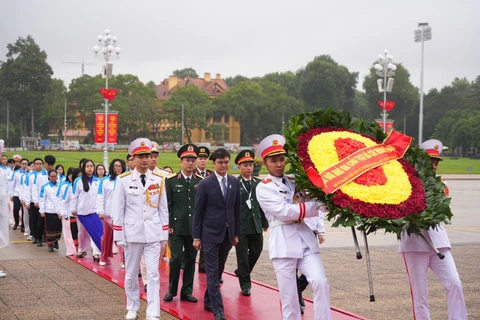 Đại biểu Đại hội Toàn quốc Hội Sinh viên Việt Nam báo công dâng Bác